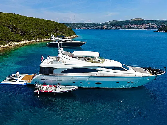Ferretti 880