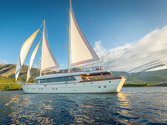 Motor sailer